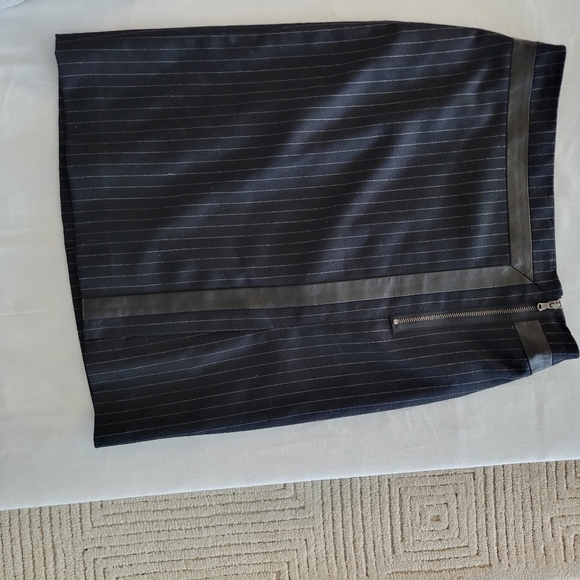 CLUB Monaco Women's Pin Stripe Wool Black Leather Trim Skirt Size 4 - Picture 4 of 8